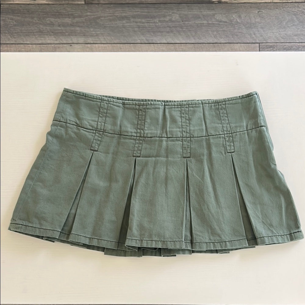 GARAGE Pleated Green Skirt